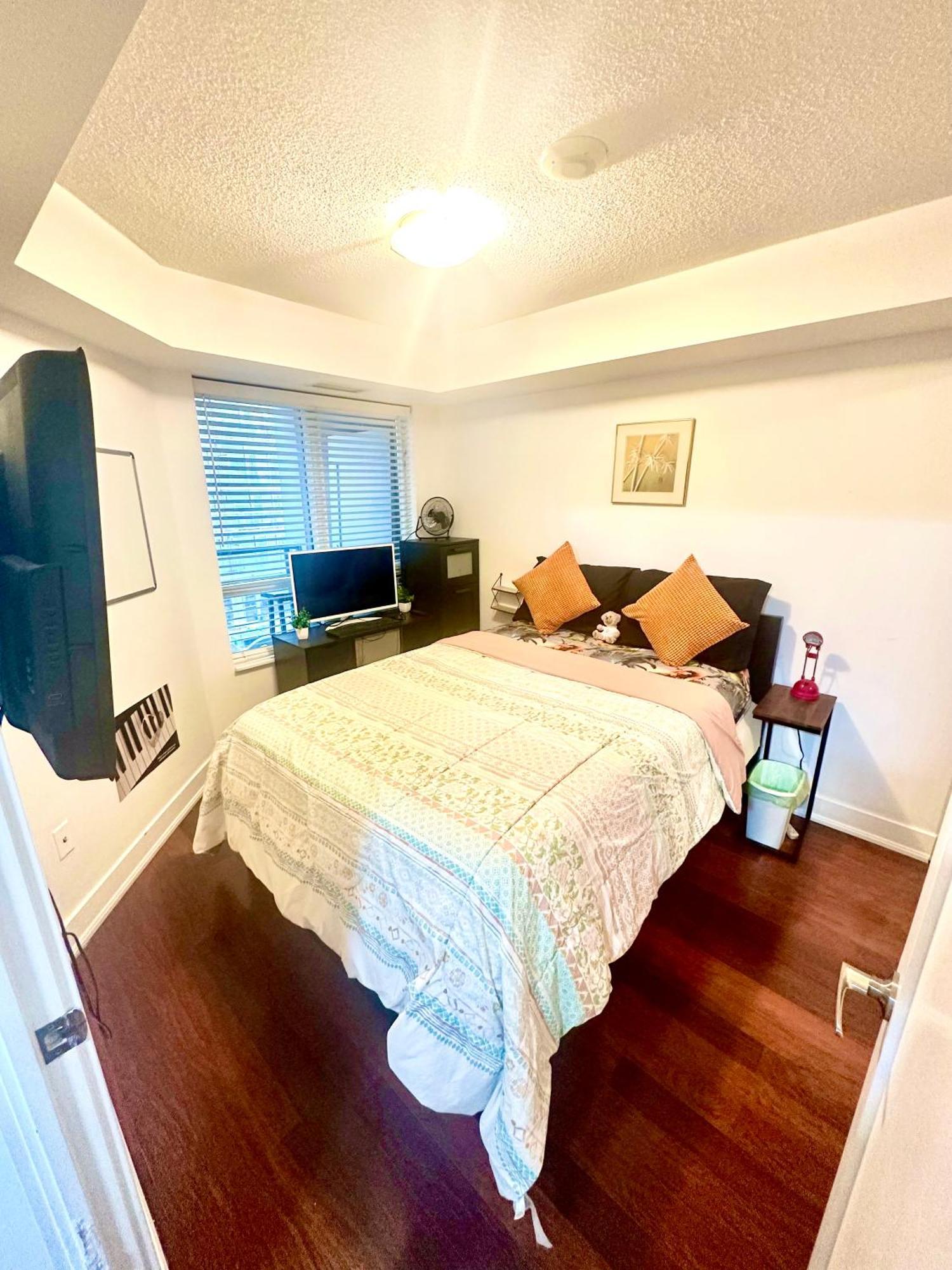 Apartment Core Downtown Toronto-3 Bedrooms-2 Bathrooms-Washrooms-Free Parking-Cn Tower-Ripleys Museum-Blue Jays Stadium In Front-Indoor Gym-Swimming Pool-Jacuzzi Sauna-Filter Drinking Water-Wifi *