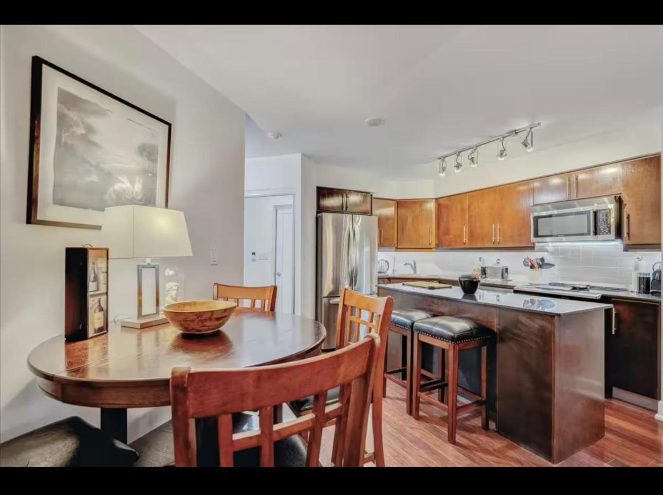 Core Downtown Toronto-3 Bedrooms-2 Bathrooms-Washrooms-Free Parking-Cn Tower-Ripleys Museum-Blue Jays Stadium In Front-Indoor Gym-Swimming Pool-Jacuzzi Sauna-Filter Drinking Water-Wifi Apartment