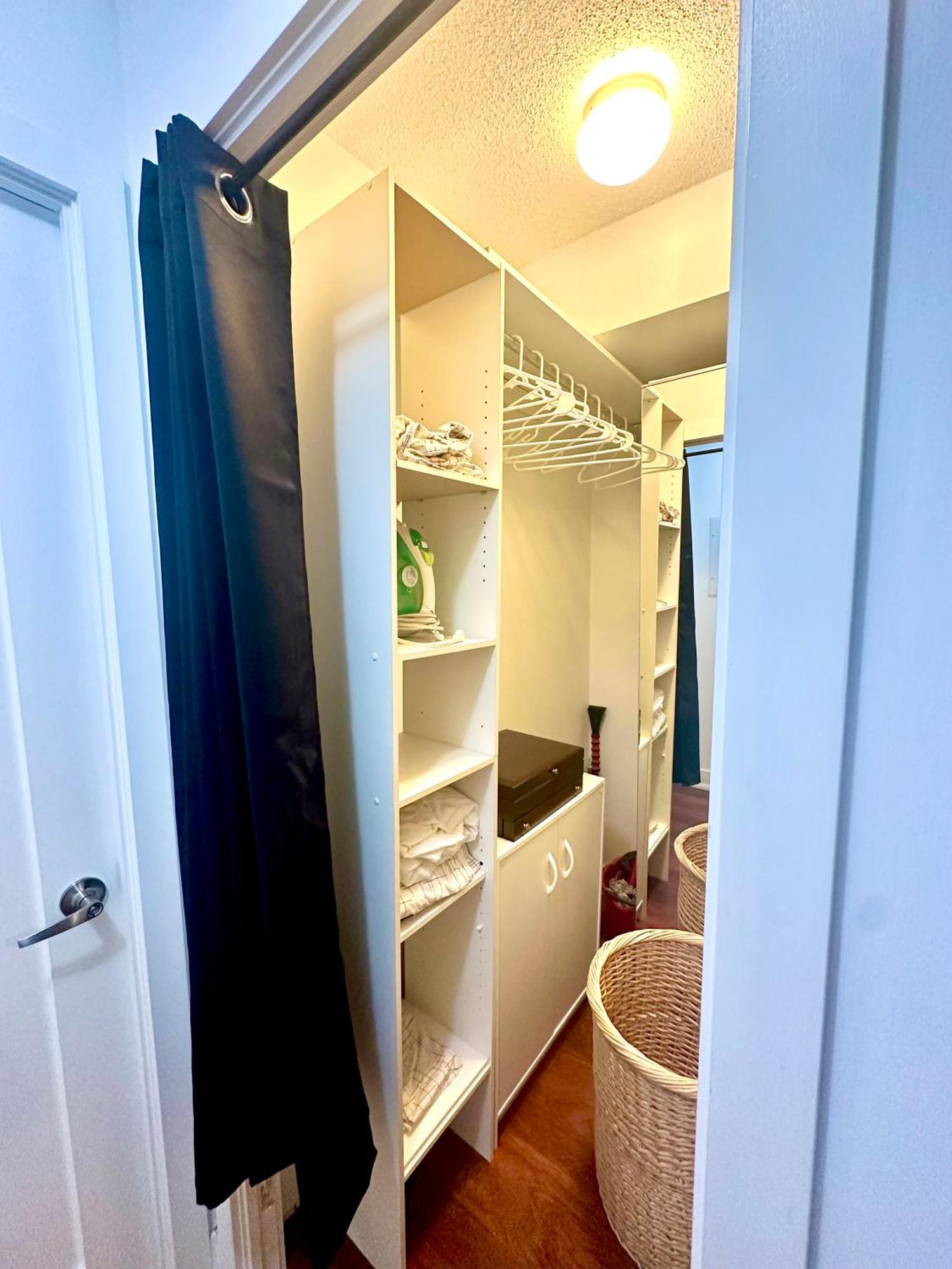 Core Downtown Toronto-3 Bedrooms-2 Bathrooms-Washrooms-Free Parking-Cn Tower-Ripleys Museum-Blue Jays Stadium In Front-Indoor Gym-Swimming Pool-Jacuzzi Sauna-Filter Drinking Water-Wifi Apartment
