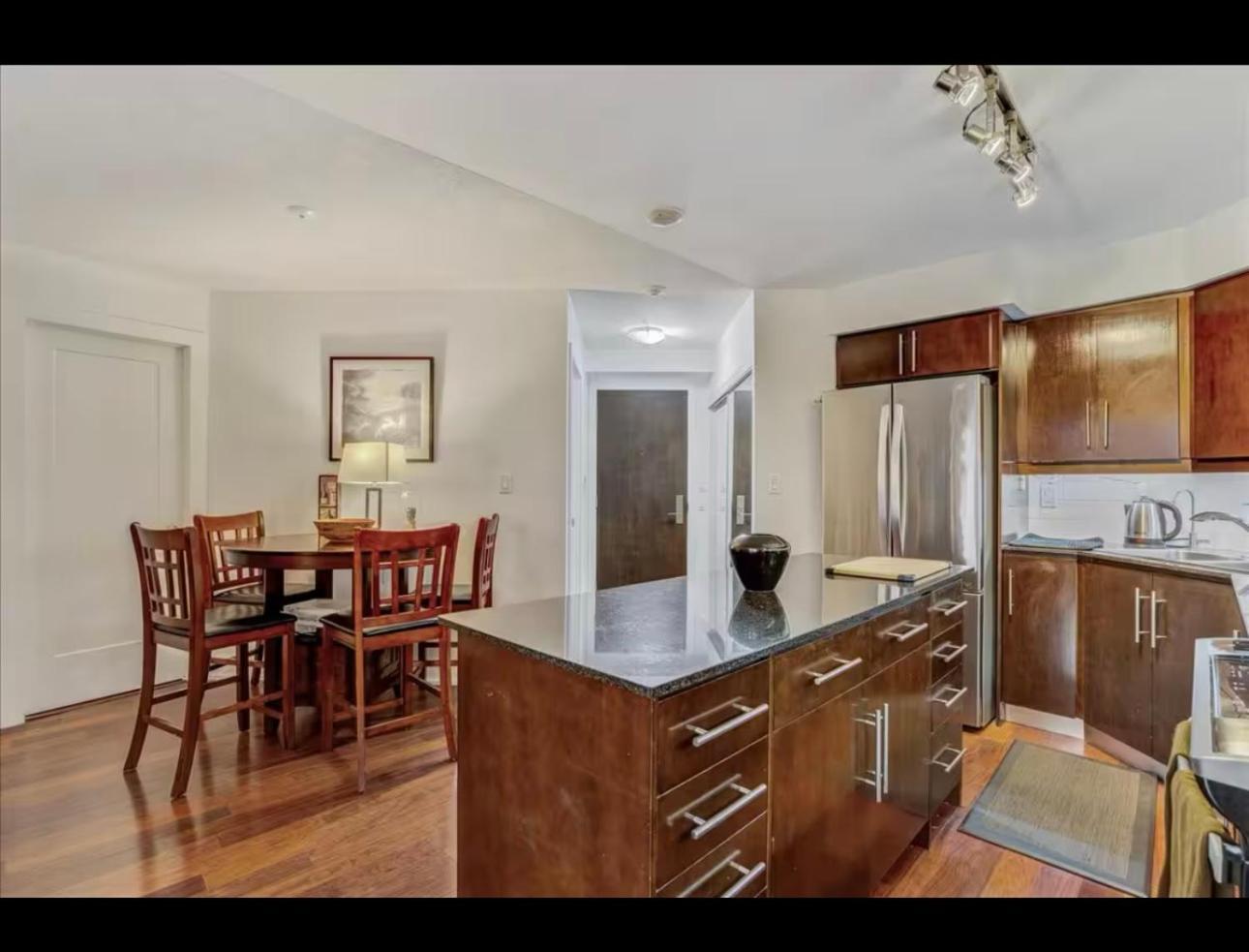 Apartment Core Downtown Toronto-3 Bedrooms-2 Bathrooms-Washrooms-Free Parking-Cn Tower-Ripleys Museum-Blue Jays Stadium In Front-Indoor Gym-Swimming Pool-Jacuzzi Sauna-Filter Drinking Water-Wifi