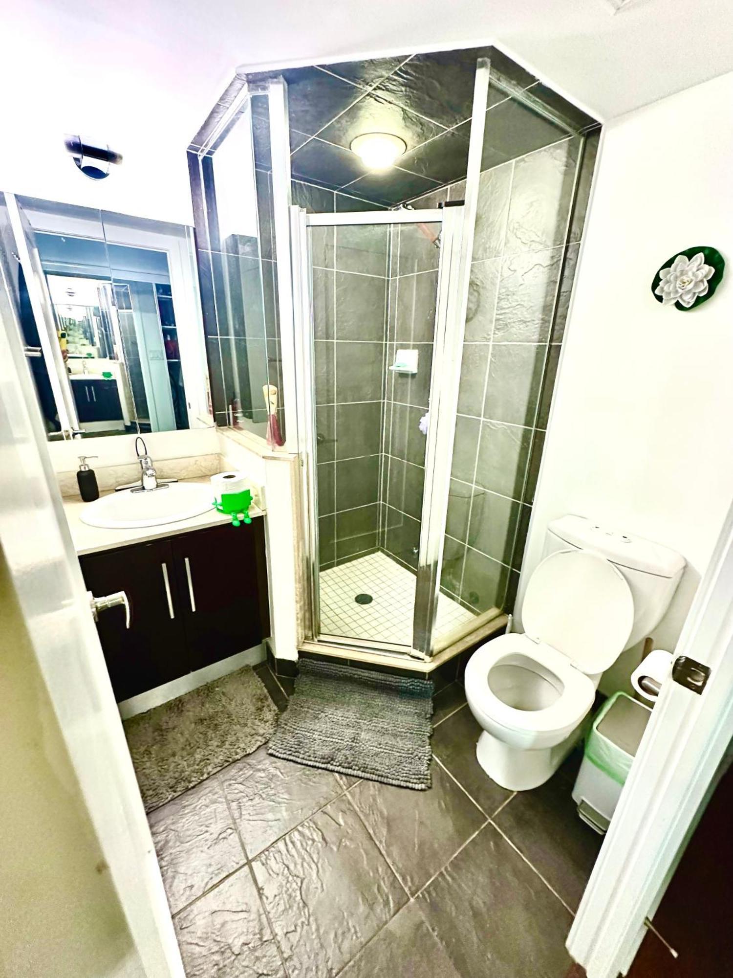 Apartment Core Downtown Toronto-3 Bedrooms-2 Bathrooms-Washrooms-Free Parking-Cn Tower-Ripleys Museum-Blue Jays Stadium In Front-Indoor Gym-Swimming Pool-Jacuzzi Sauna-Filter Drinking Water-Wifi *
