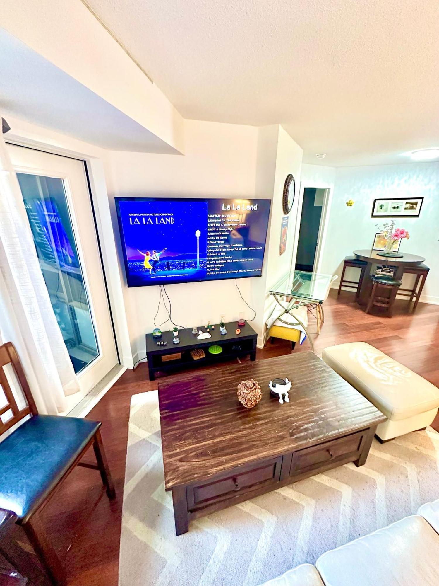 Apartment Core Downtown Toronto-3 Bedrooms-2 Bathrooms-Washrooms-Free Parking-Cn Tower-Ripleys Museum-Blue Jays Stadium In Front-Indoor Gym-Swimming Pool-Jacuzzi Sauna-Filter Drinking Water-Wifi Toronto