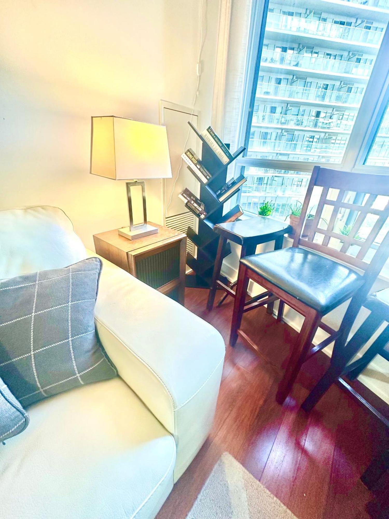 Core Downtown Toronto-3 Bedrooms-2 Bathrooms-Washrooms-Free Parking-Cn Tower-Ripleys Museum-Blue Jays Stadium In Front-Indoor Gym-Swimming Pool-Jacuzzi Sauna-Filter Drinking Water-Wifi