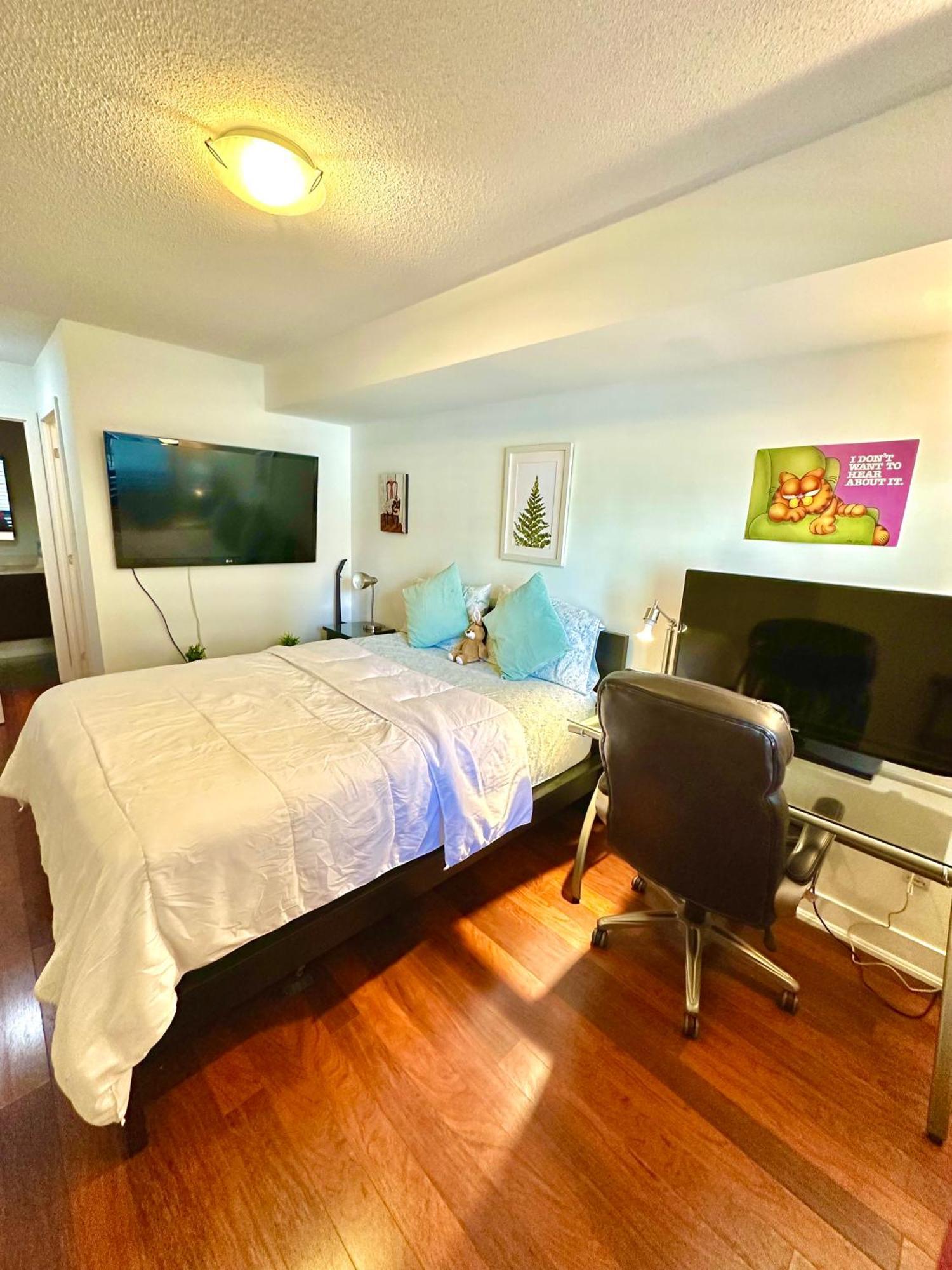 Apartment Core Downtown Toronto-3 Bedrooms-2 Bathrooms-Washrooms-Free Parking-Cn Tower-Ripleys Museum-Blue Jays Stadium In Front-Indoor Gym-Swimming Pool-Jacuzzi Sauna-Filter Drinking Water-Wifi *