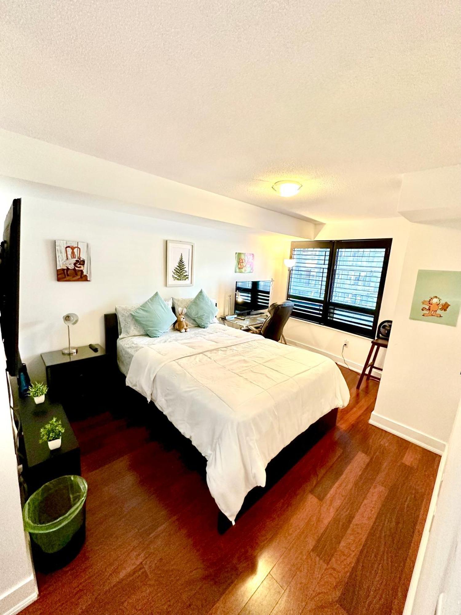 Core Downtown Toronto-3 Bedrooms-2 Bathrooms-Washrooms-Free Parking-Cn Tower-Ripleys Museum-Blue Jays Stadium In Front-Indoor Gym-Swimming Pool-Jacuzzi Sauna-Filter Drinking Water-Wifi Apartment