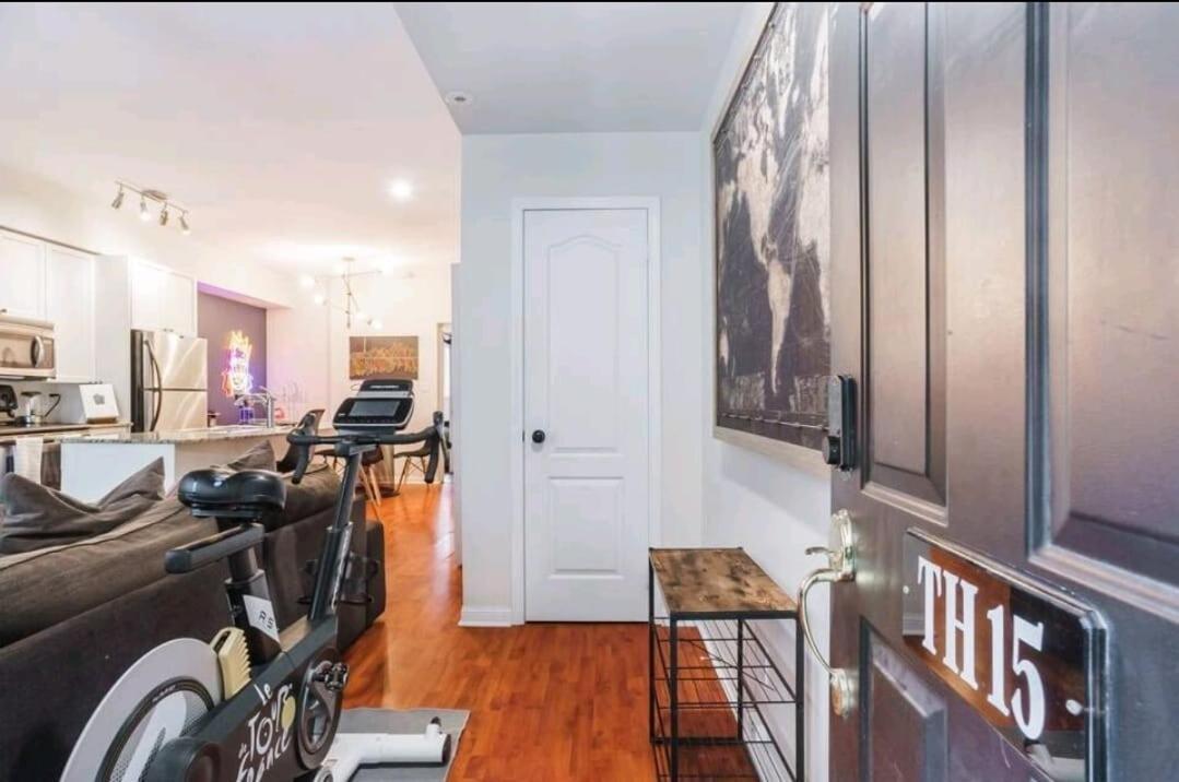 Stylish 2br Townhouse With Patio *