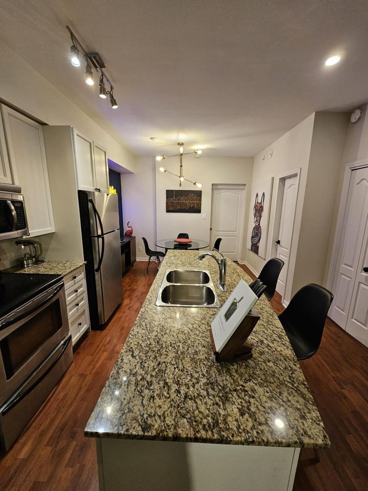 Stylish 2br Townhouse With Patio Apartment