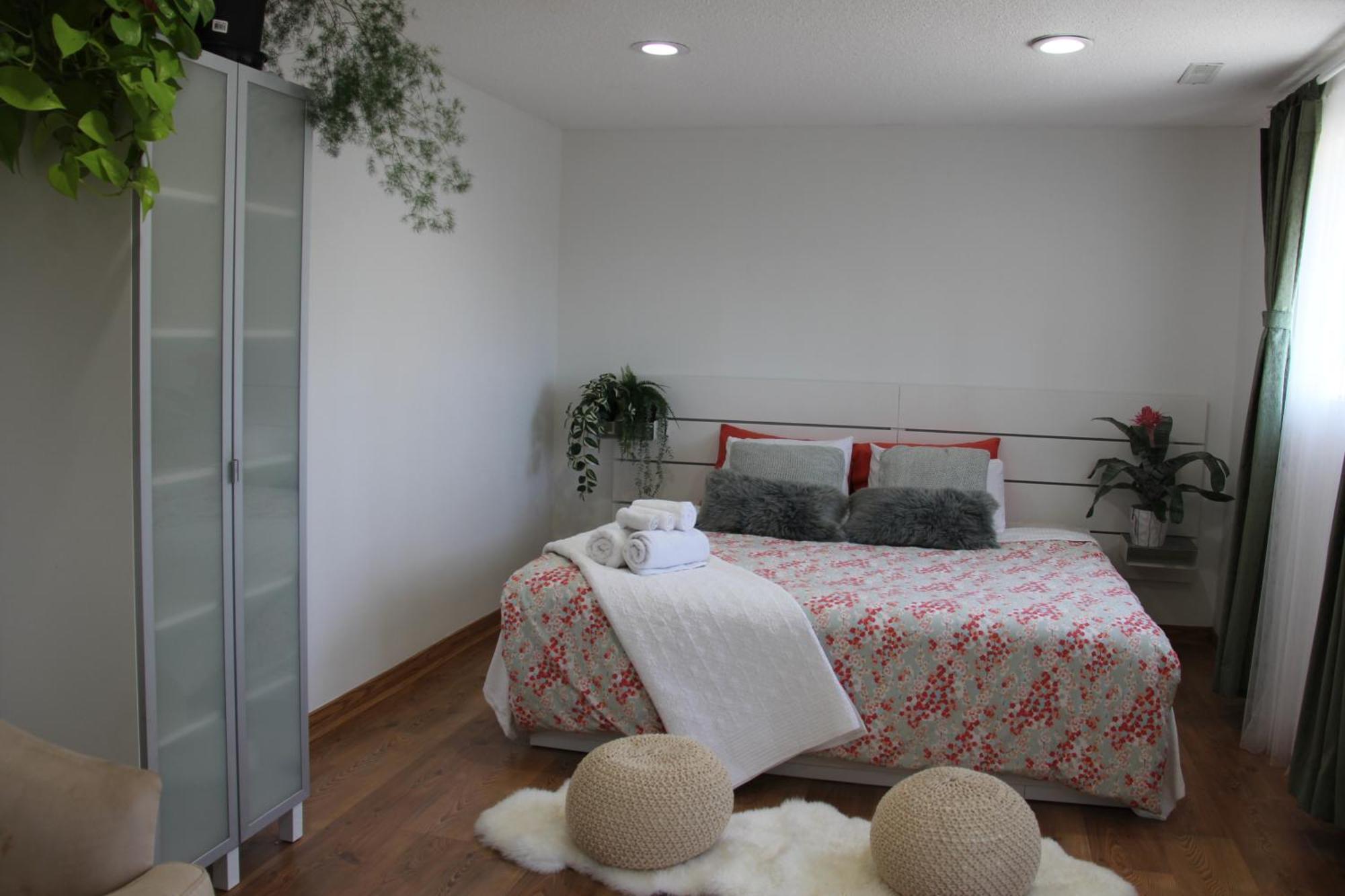 Serene Don River Nature Retreat- 2br Apartment, Private Patio, Free Breakfast & Parking Apartment *