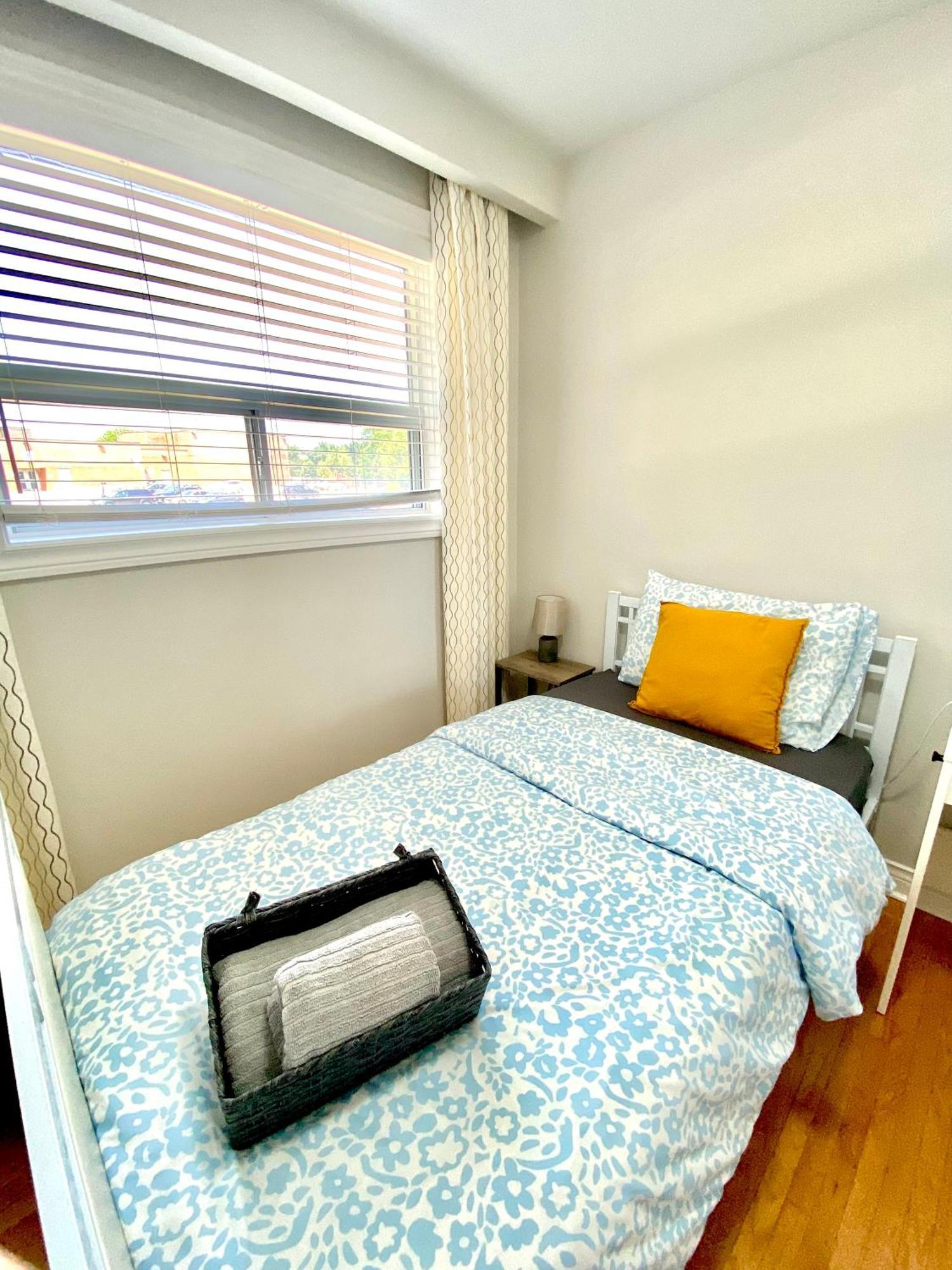 Sunny House - Main Floor, Free Parking, In * Toronto