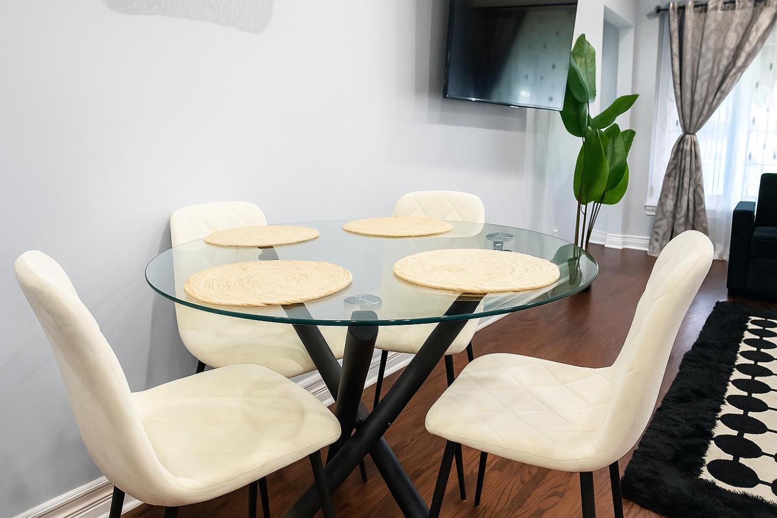 Ferienhaus Newly Renovated Modern 3Br North York Bungalow Close To Rogers Stadium, Ttc Subway Access, Plus Wifi, Free Parking, Full Kitchen, Perfect For Family Travel, Group Trips Or Work Stays! Toronto