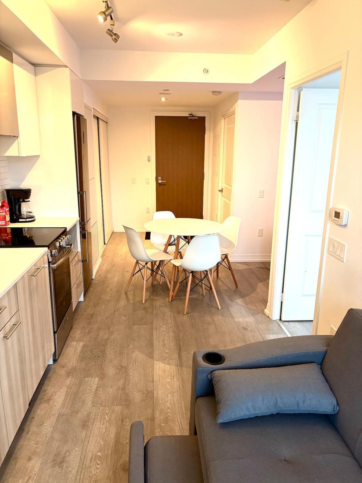 Royal Bnb 1 Bed 1 Den Pristine Downtown Toronto Retreat Apartment