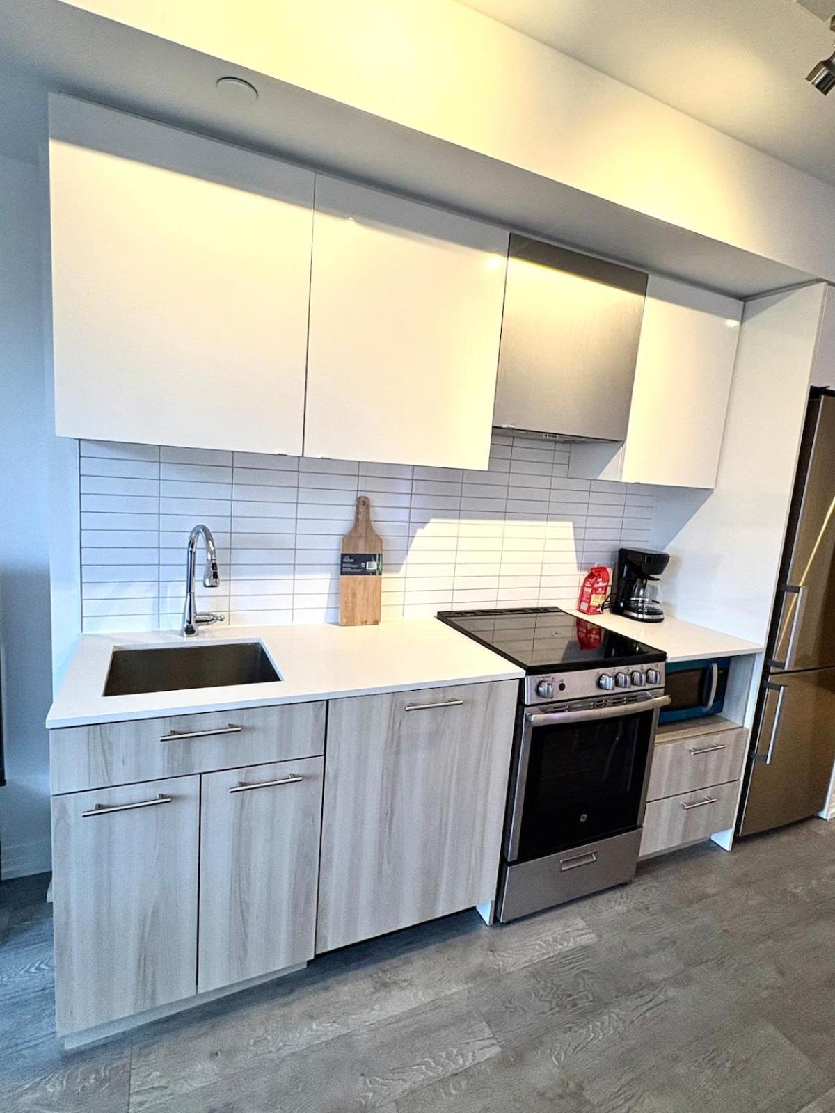 Royal Bnb 1 Bed 1 Den Pristine Downtown Toronto Retreat Apartment *