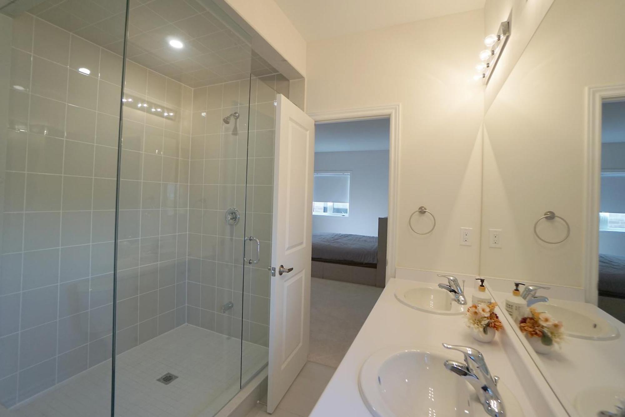 New Custom-built House In Holiday home Toronto