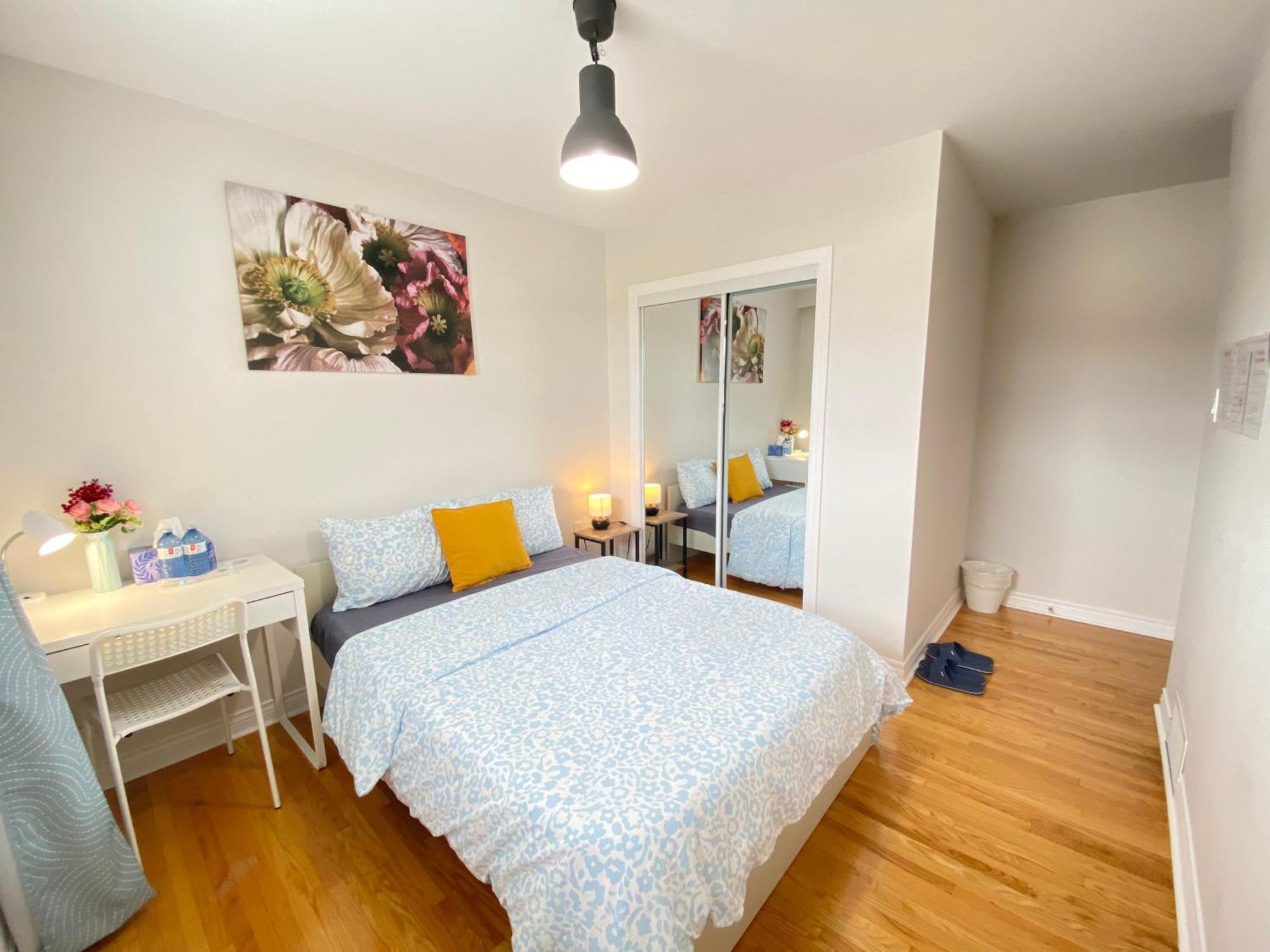 Sunny House - Main Floor, Free Parking, In Toronto