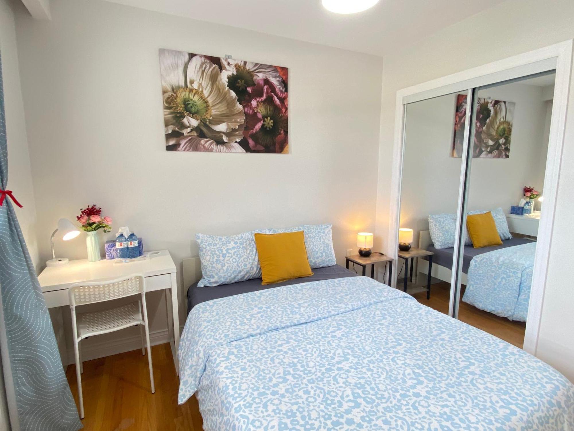 Sunny House - Main Floor, Free Parking, In Guest house Toronto