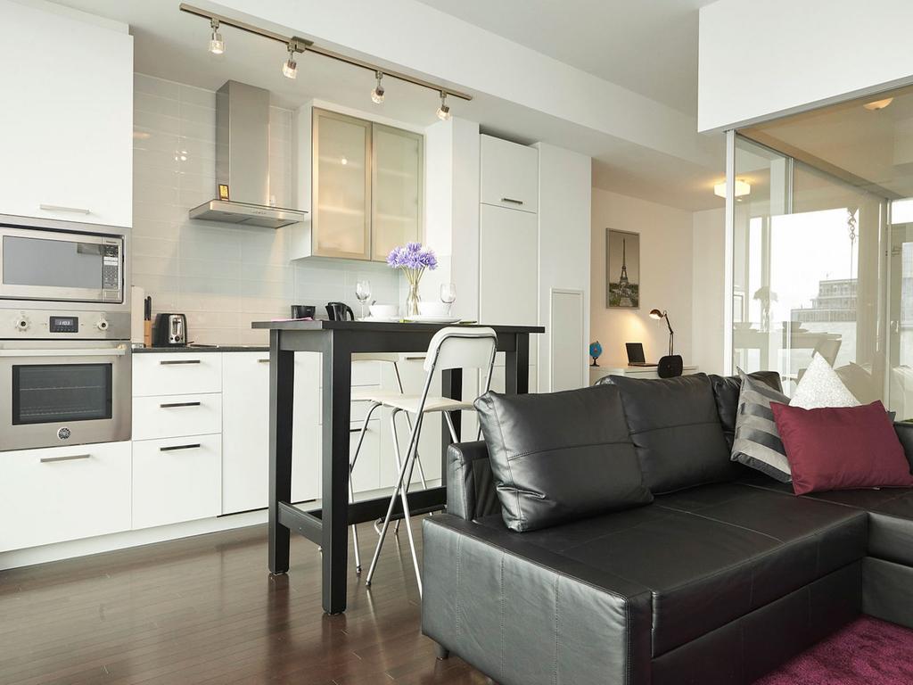 Eg Suites - York St Condos Cn Tower Apartment