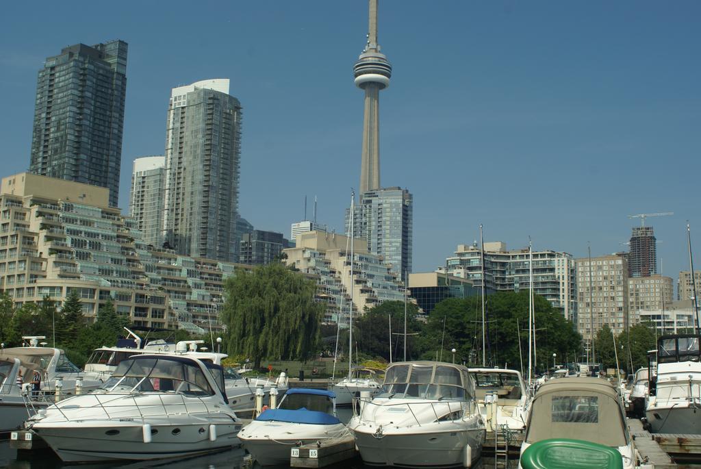 Bed & Breakfast Making Waves Boatel Toronto