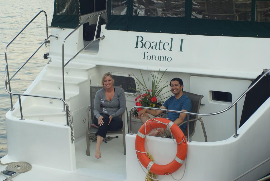 Bed & Breakfast Making Waves Boatel Toronto