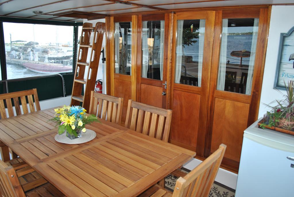 Making Waves Boatel Bed & Breakfast