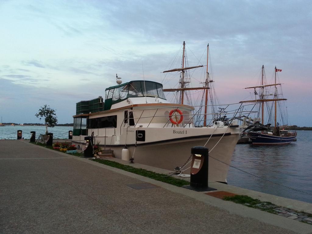 Bed & Breakfast Making Waves Boatel Toronto