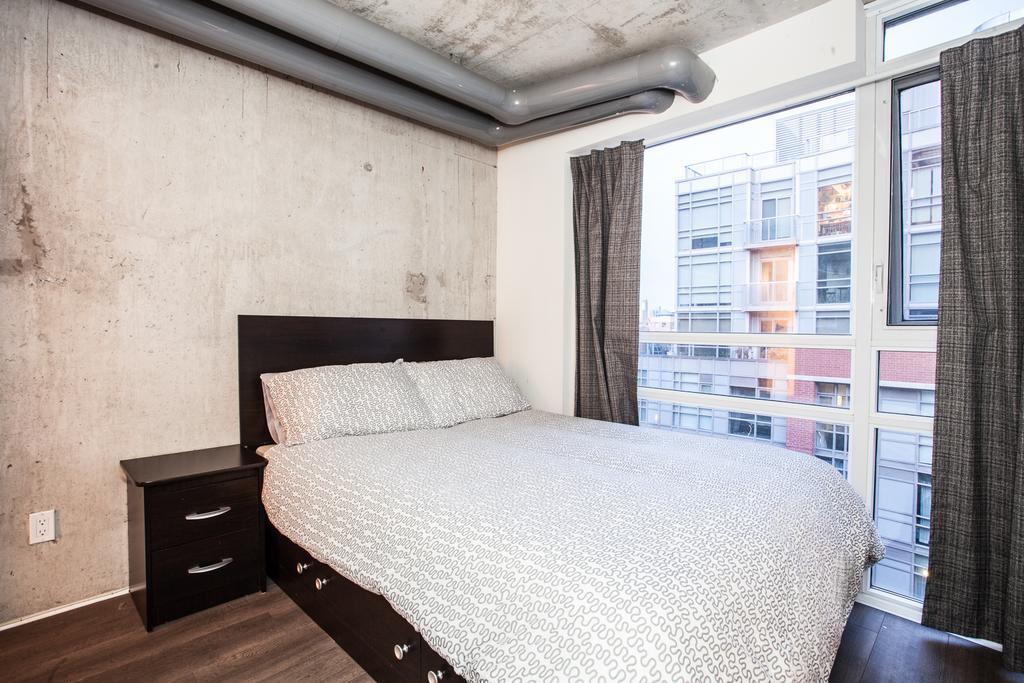 Pinnacle Suites - Queen West Lofts Apartment *