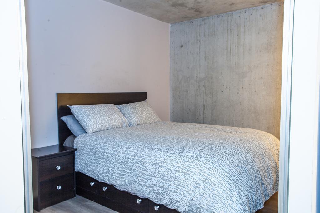 Pinnacle Suites - Queen West Lofts Apartment