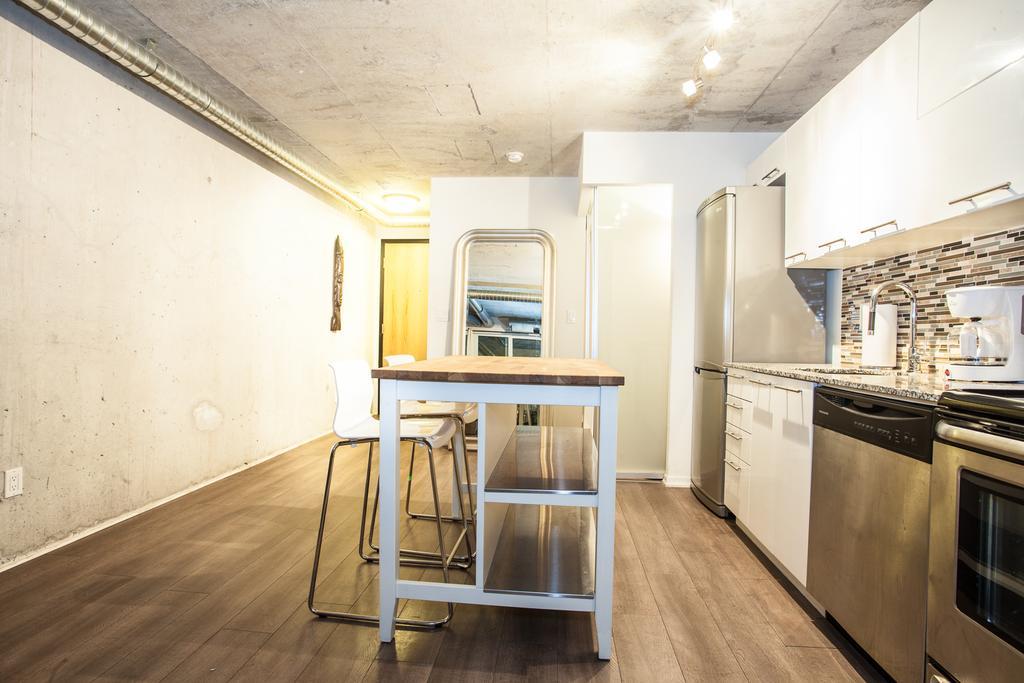 Apartment Pinnacle Suites - Queen West Lofts