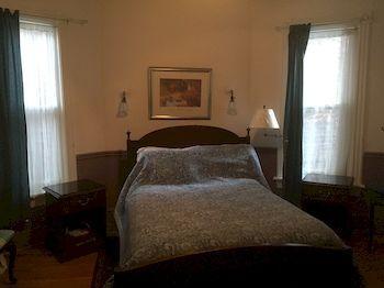 Elliott House Bed & Breakfast 3*