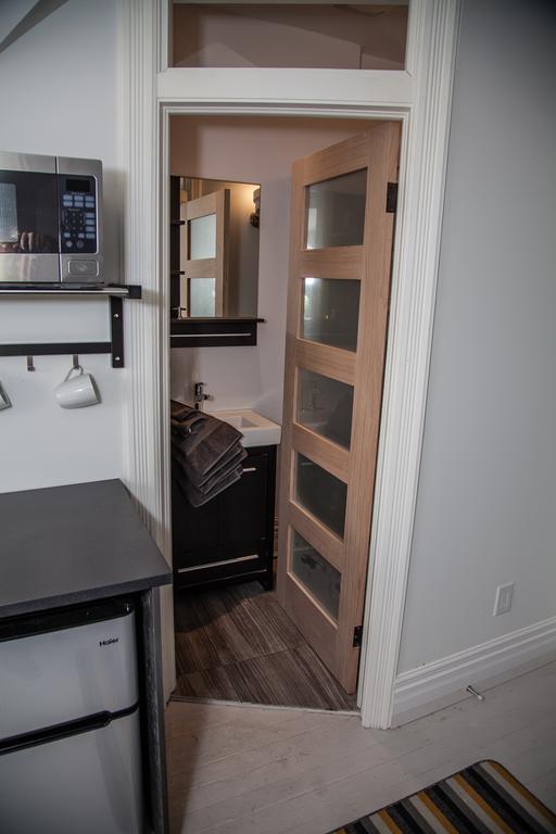 The Avalon Tourist Suites Guest house Toronto