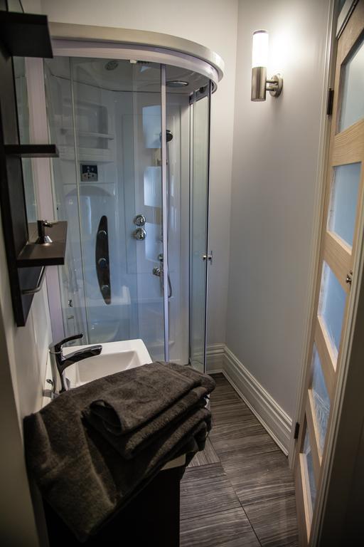 The Avalon Tourist Suites Guest house Toronto