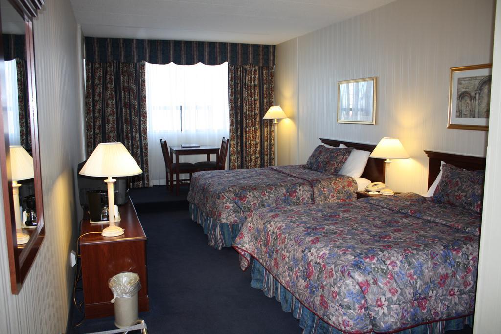 Hotel Plaza Airport Toronto