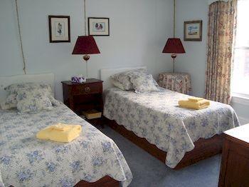 Campbell House Weston 2*
