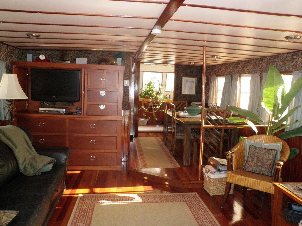 Making Waves Boatel Bed & Breakfast 3*