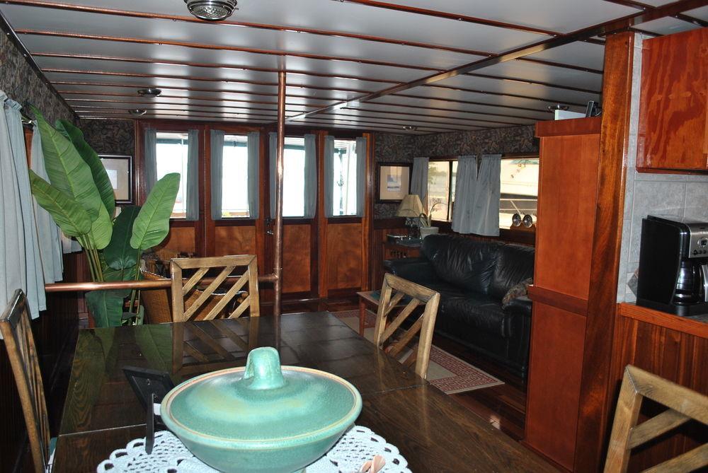 Making Waves Boatel 3*
