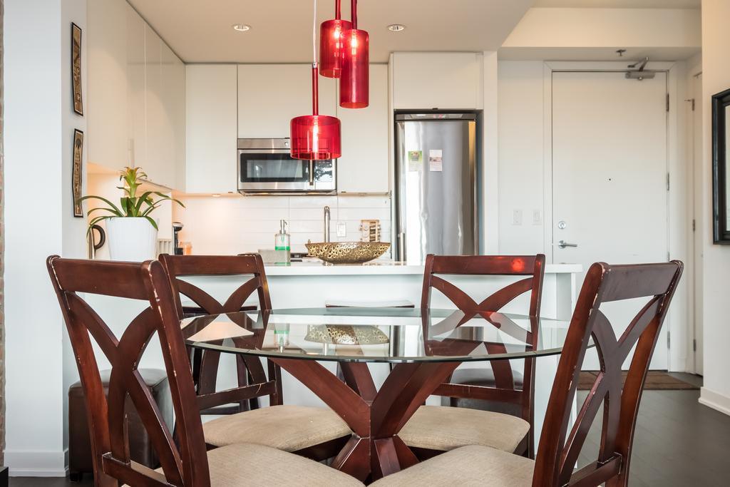 Luxury Leslieville - 2 Bedroom 2 Bath Apartment *