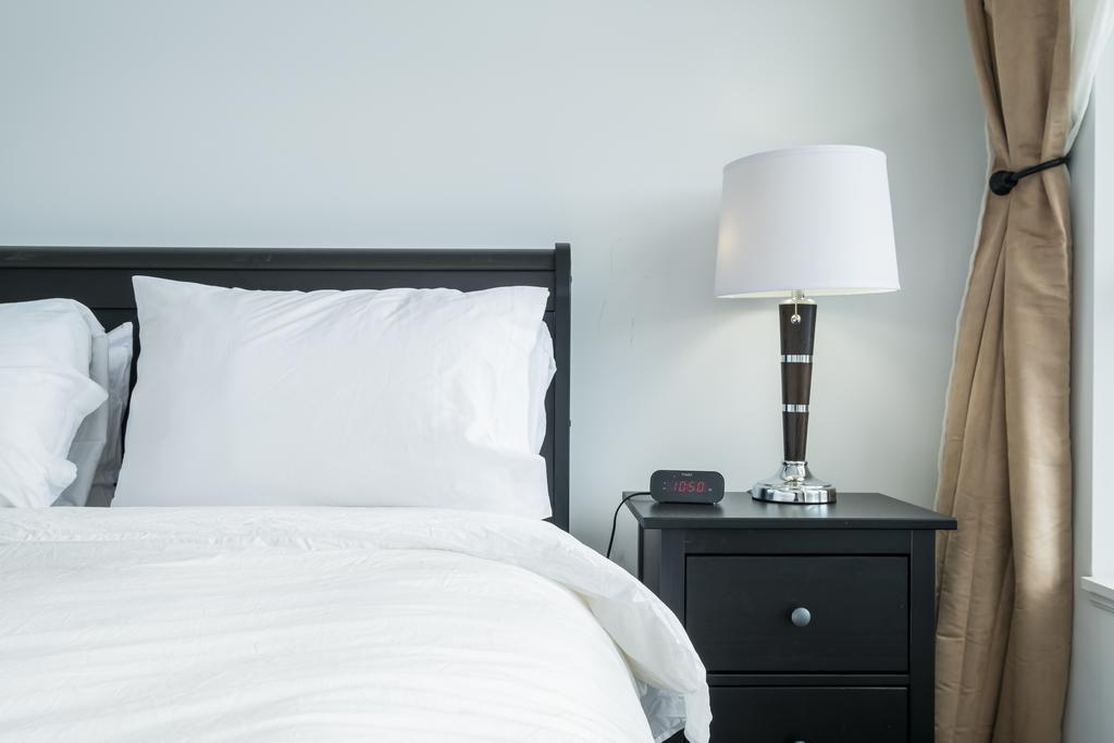 Luxury Leslieville - 2 Bedroom 2 Bath Apartment *
