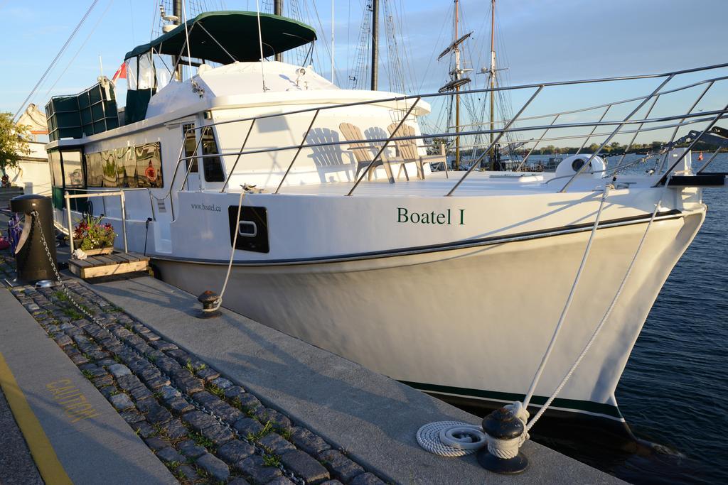 Bed & Breakfast Making Waves Boatel Toronto