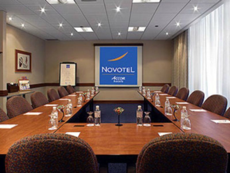 Novotel North York Hotel 3*
