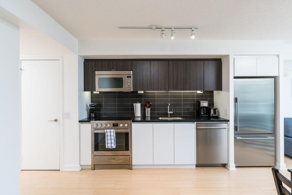 Bright 2 Bed Lakeview Toronto