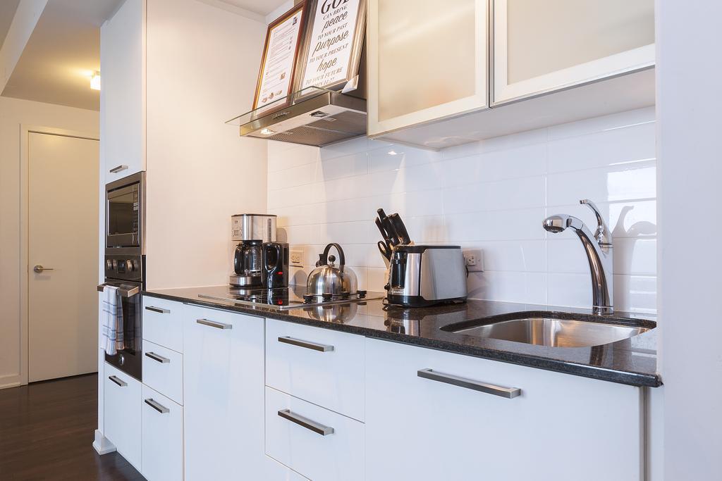 Trinity Suites - Luxury On York Street Apartment *