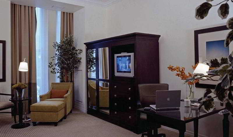 Hotel One King West And 4*