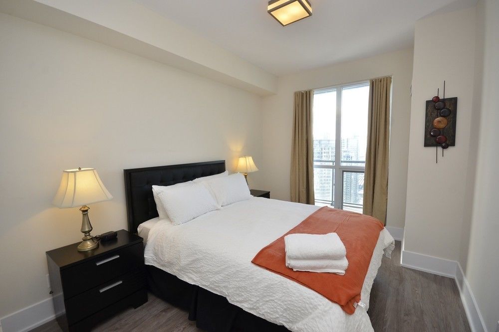Whitehall - Front Street West Apartment
