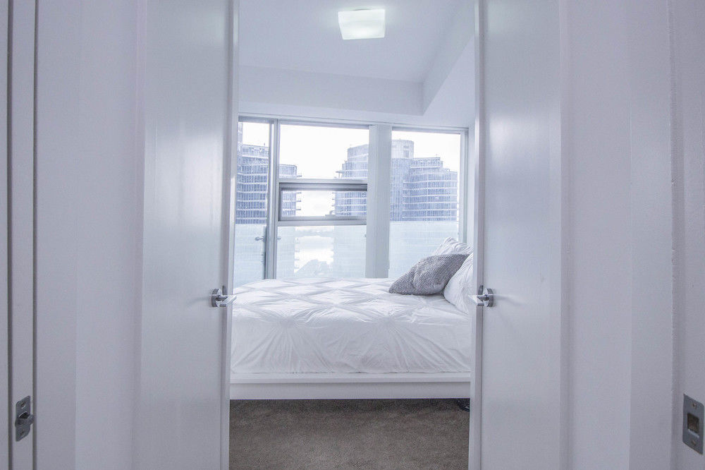 Hotel Atlantis Furnished - York Street Toronto