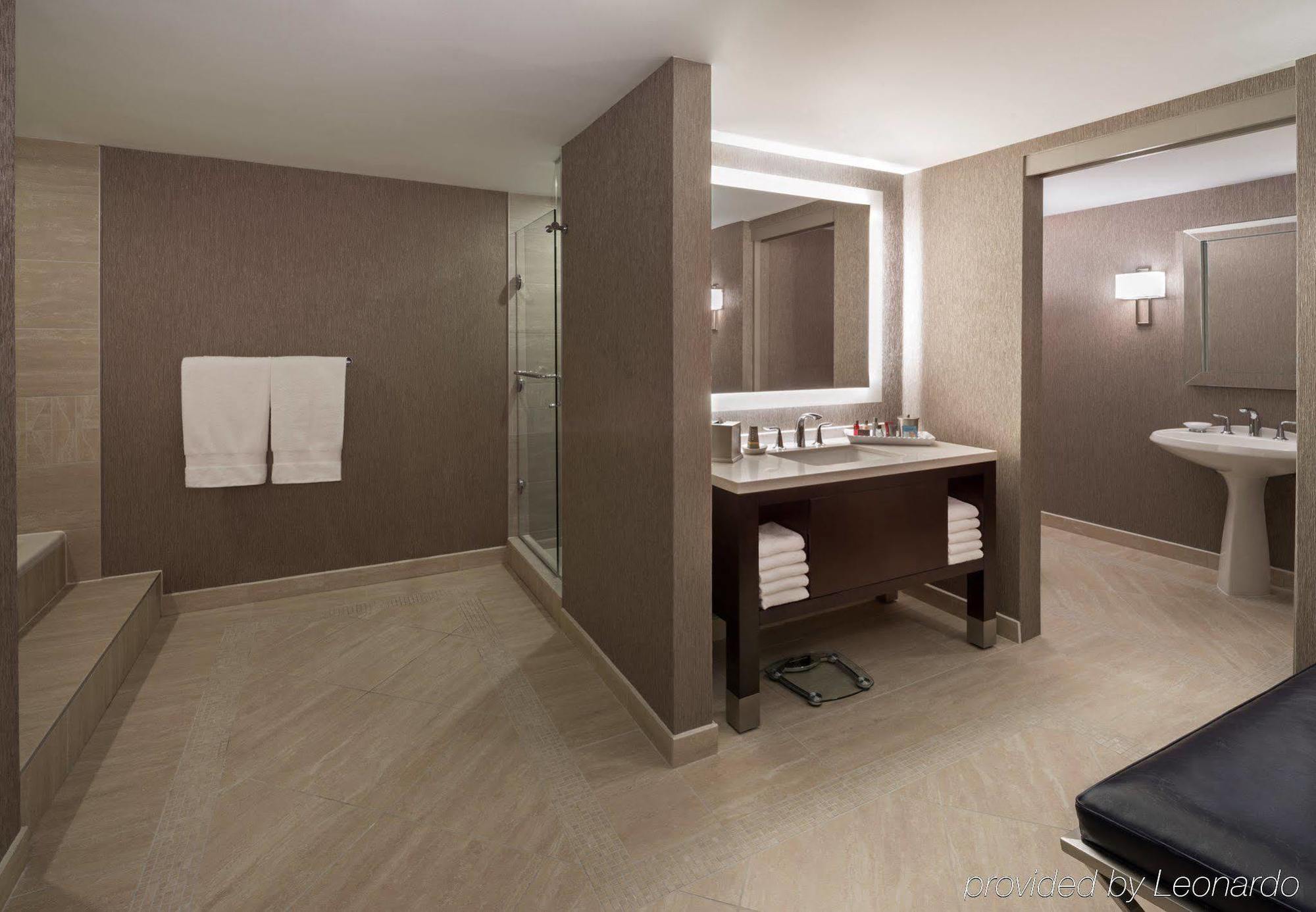 Marriott Downtown At Cf Eaton Centre Hotel