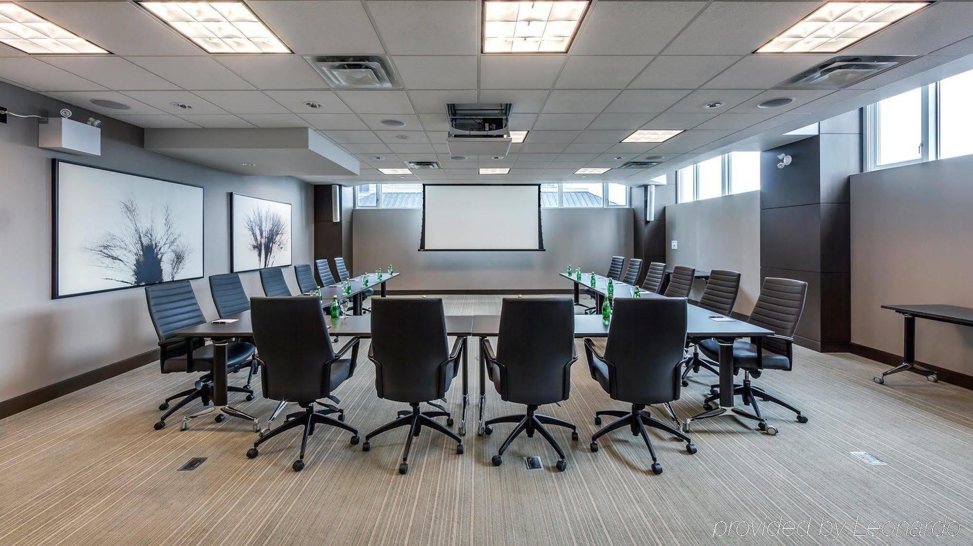 Hotel One King West And 4*
