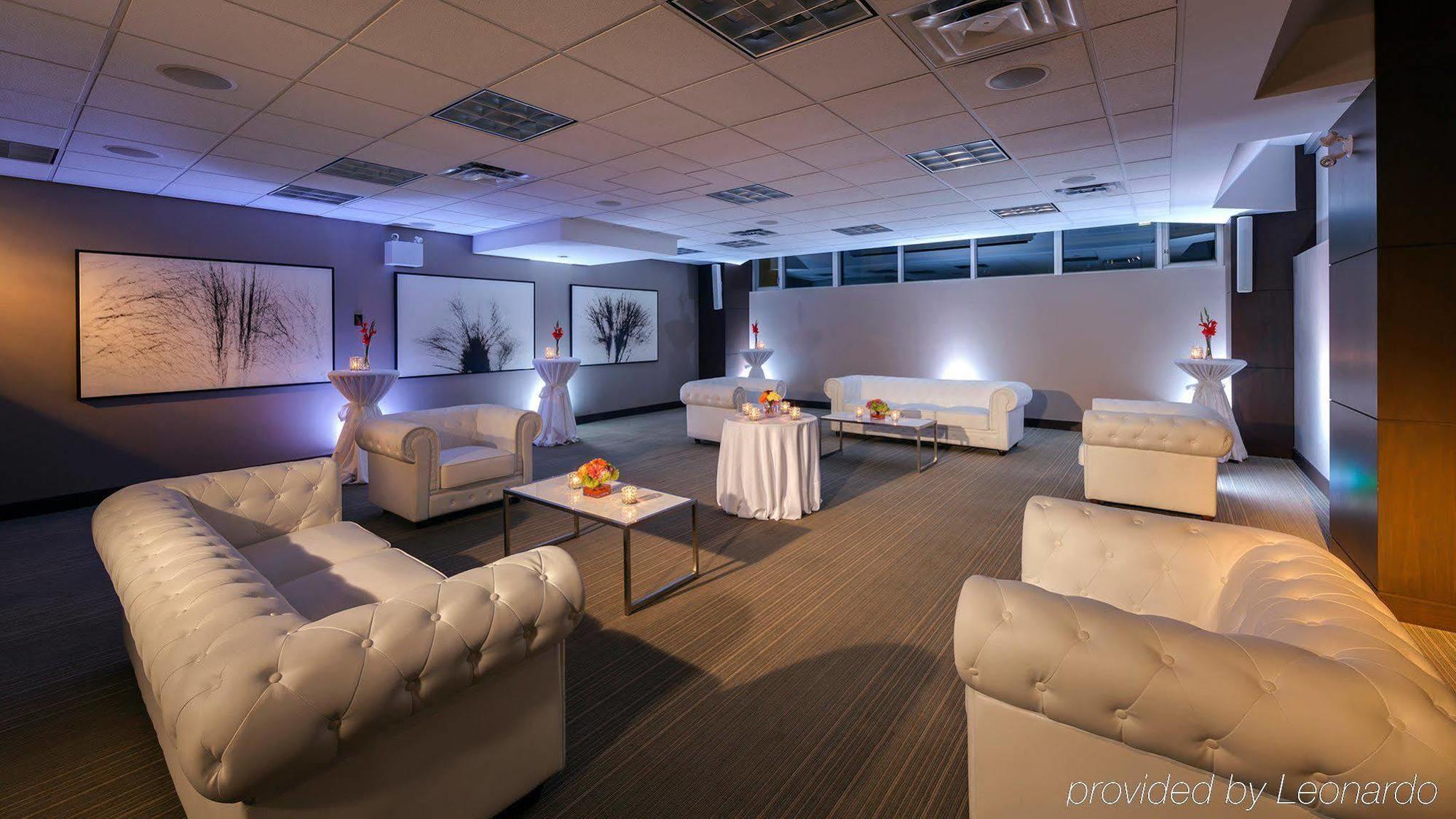Hotel One King West And 4*
