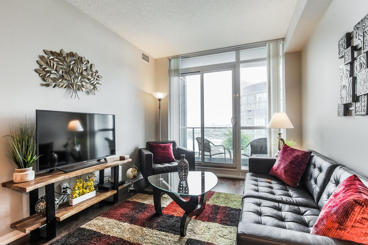 Gorgeous Downtown Oasis With Views & Parking!