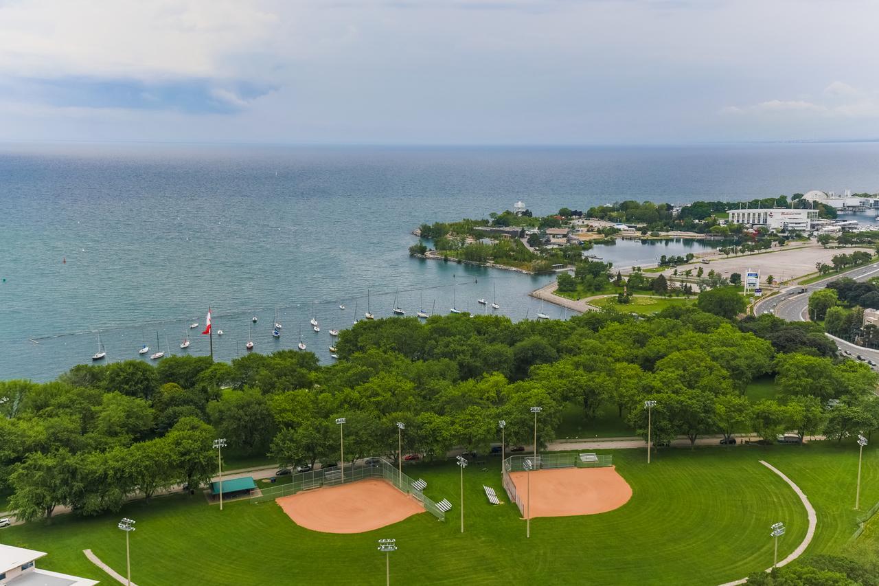 Gorgeous Downtown Oasis With Views & Parking! Apartment Toronto