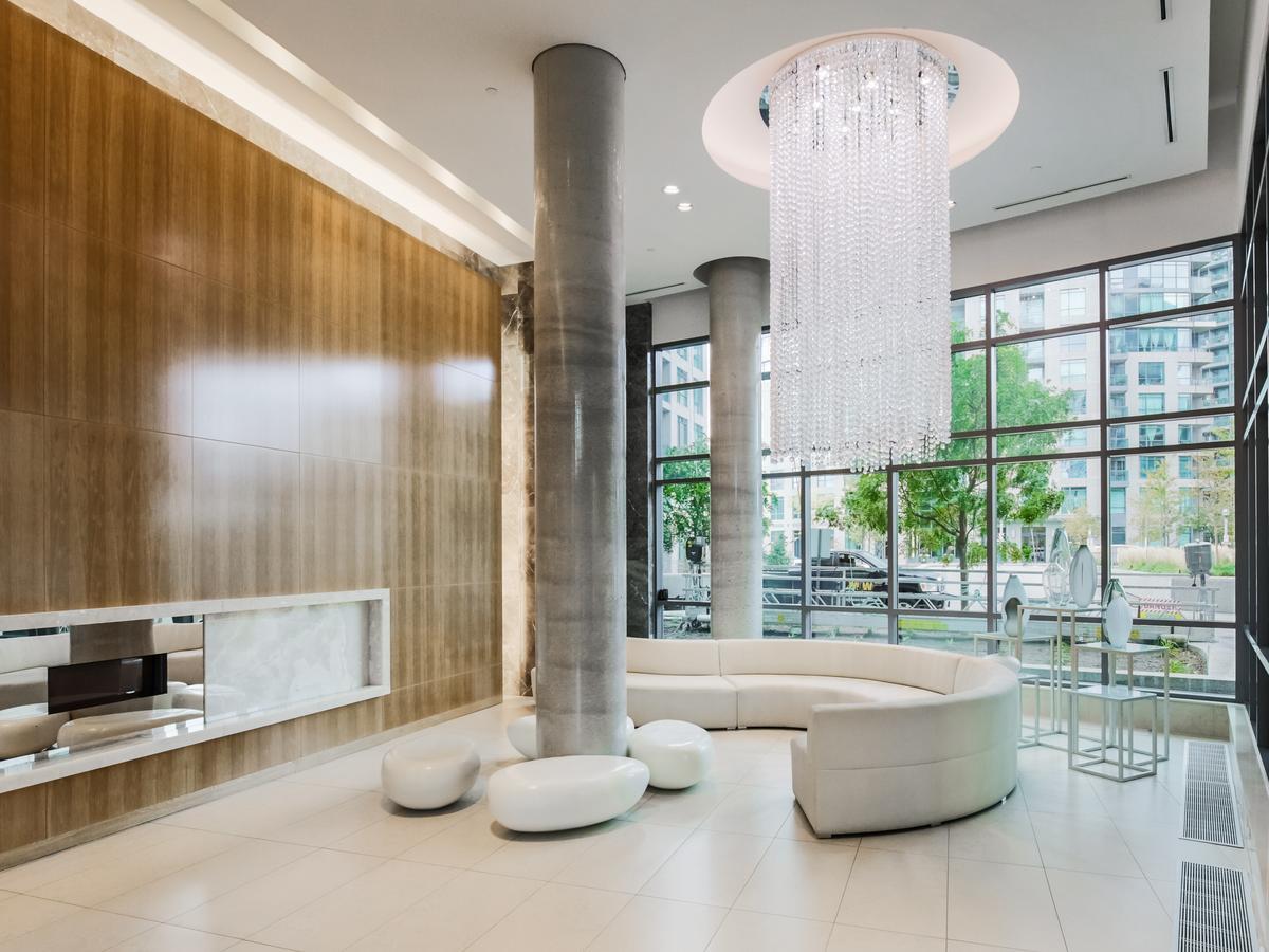 Gorgeous Downtown Oasis With Views & Parking! Apartment
