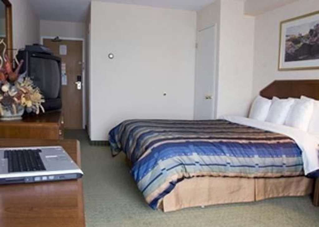 Four Points By Sheraton Airport East 3*